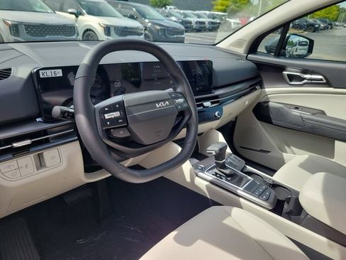 Used 2026 Kia Sportage EX FWD image 13