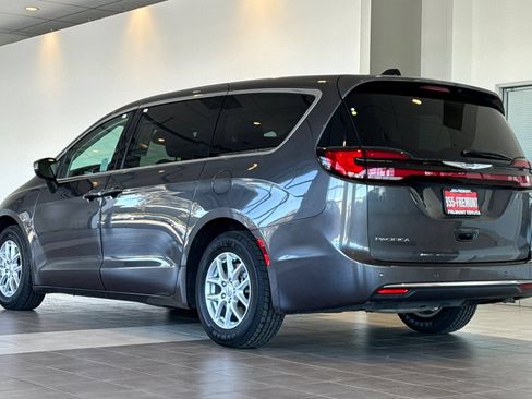 Used 2023 Chrysler Pacifica Touring-L FWD image 6