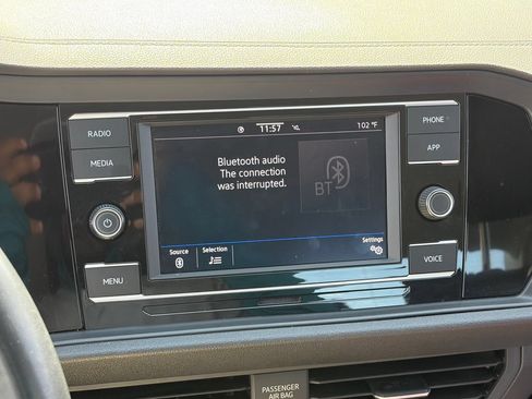 Used 2024 Volkswagen Jetta SE FWD image 9