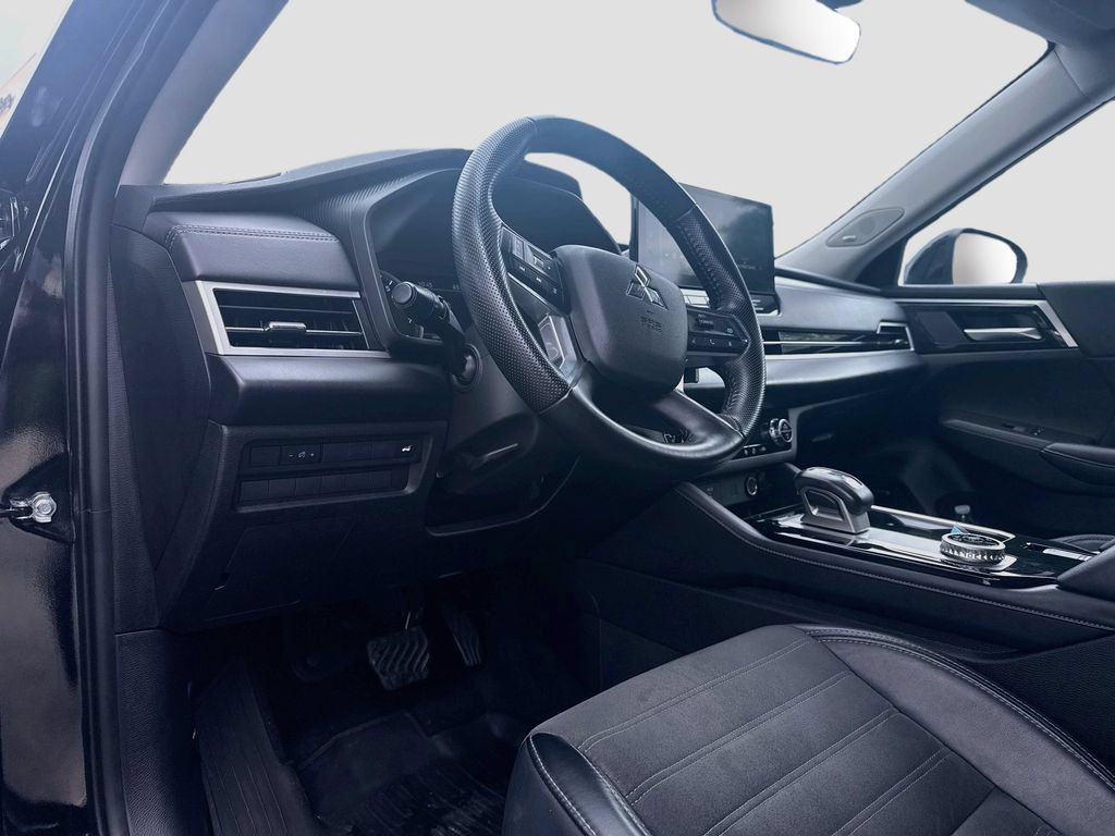 Used 2025 Mitsubishi Outlander SE FWD image 10