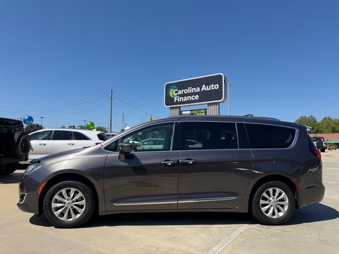 Used 2018 Chrysler Pacifica Touring-L w/ Premium Audio Group FWD image 3