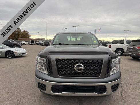 Used 2019 Nissan Titan SV w/ SV Convenience Package image 2