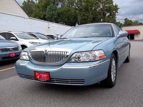 Used 2005 Lincoln Town Car Signature Limited RWD image 1
