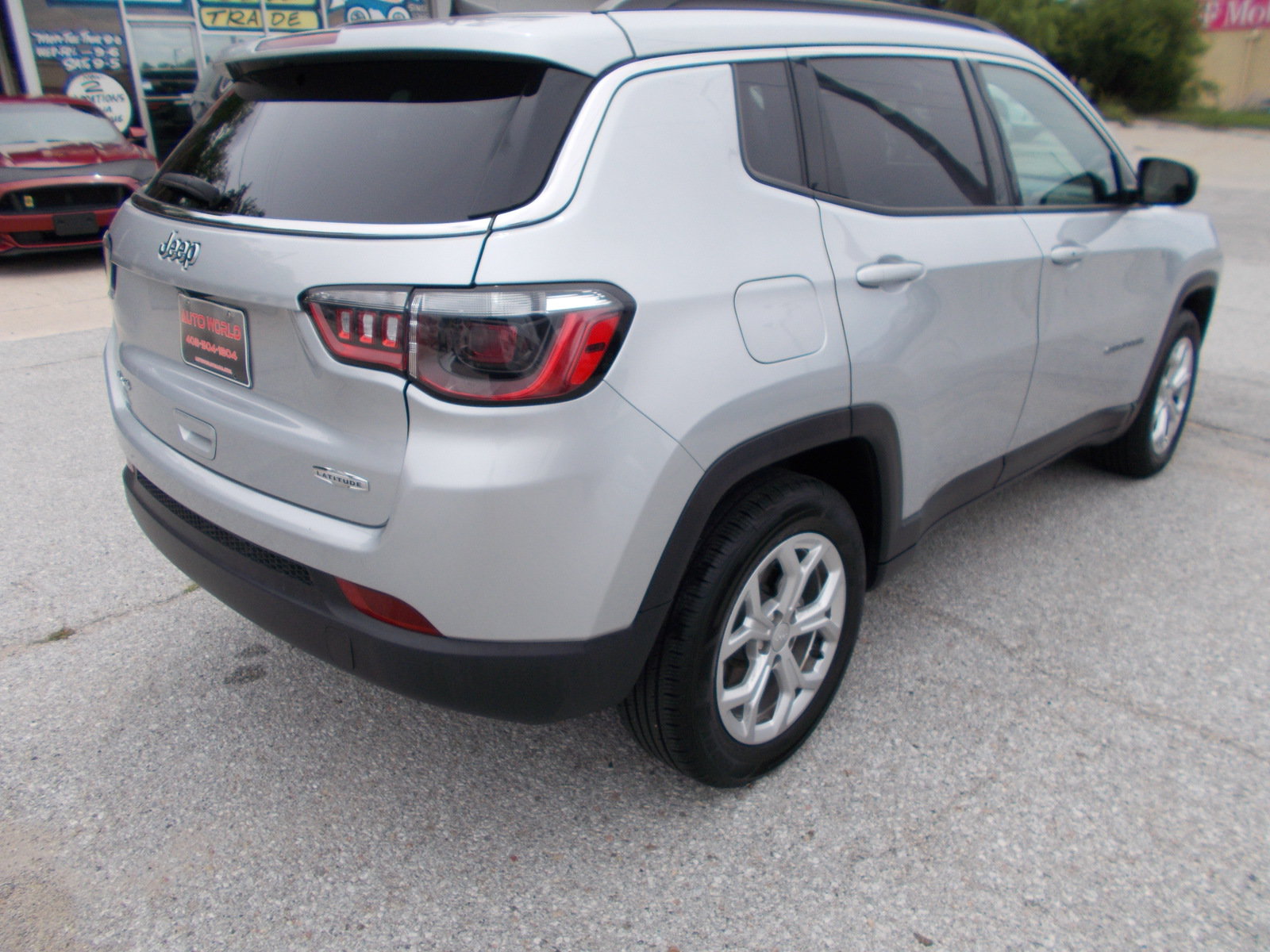 Used 2024 Jeep Compass Latitude AWD/4WD image 5