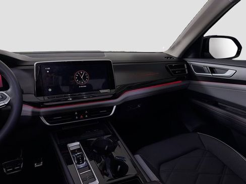 New 2025 Volkswagen Atlas Peak Edition SE image 24