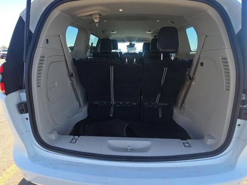 Used 2024 Chrysler Pacifica Select image 12
