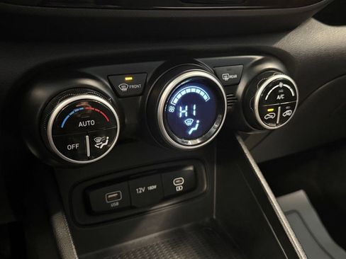 Used 2023 Hyundai Venue SEL image 13