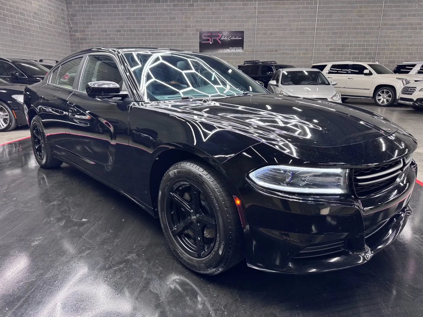 Used 2017 Dodge Charger SE RWD image 1