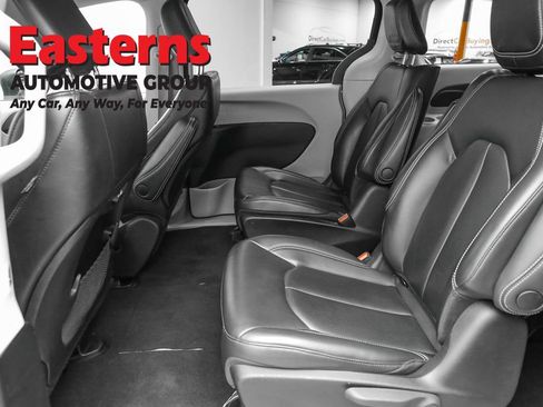 Used 2023 Chrysler Pacifica Touring-L image 21