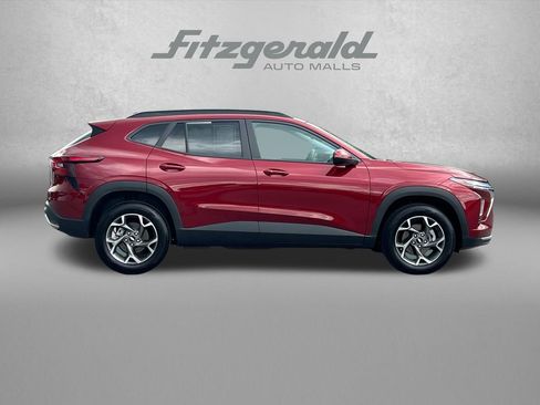 Used 2025 Chevrolet Trax LT w/ LT Convenience Package FWD image 3