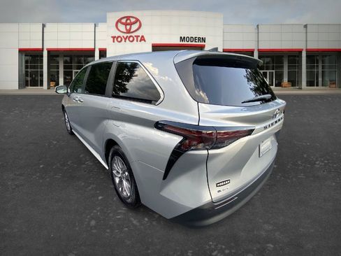 Used 2025 Toyota Sienna XLE FWD image 6