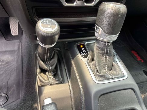 Used 2019 Jeep Wrangler Unlimited Sahara w/ Cold Weather Group AWD/4WD image 30