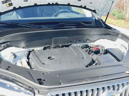 Certified 2025 Volvo XC90 B6 Plus image 29