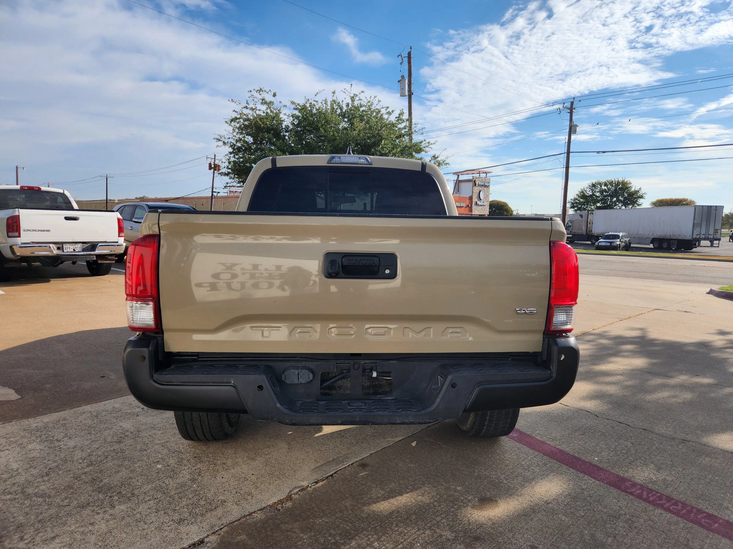 Used 2017 Toyota Tacoma 2WD Double Cab image 4