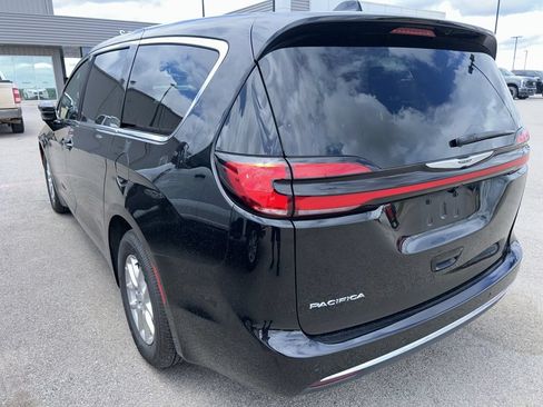 Used 2026 Chrysler Pacifica Select FWD image 4
