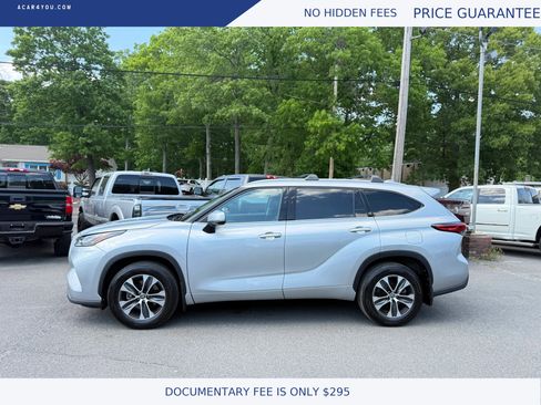 Used 2022 Toyota Highlander XLE AWD/4WD image 5