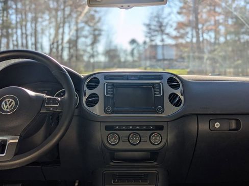 Used 2017 Volkswagen Tiguan S image 17