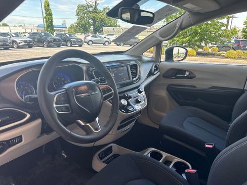Used 2023 Chrysler Voyager LX FWD image 9