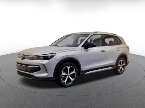 Used 2026 Volkswagen Tiguan SE AWD/4WD image 6
