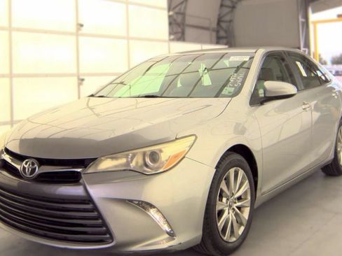 Used 2016 Toyota Camry XLE FWD image 1