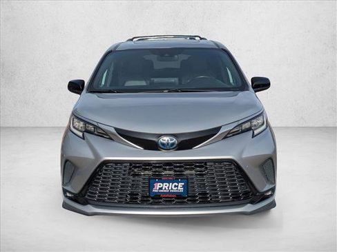 Used 2022 Toyota Sienna XSE image 2