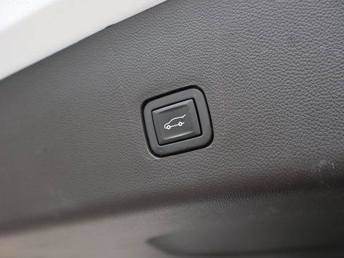 Used 2020 Chevrolet Traverse LT image 36