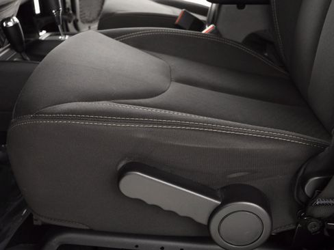 Used 2018 Jeep Wrangler Unlimited Sport image 31