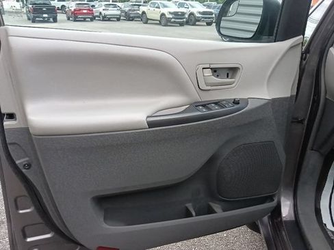 Used 2015 Toyota Sienna L FWD image 11
