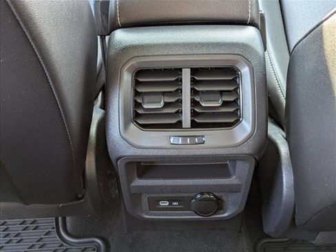 Used 2024 Volkswagen Tiguan SE image 16