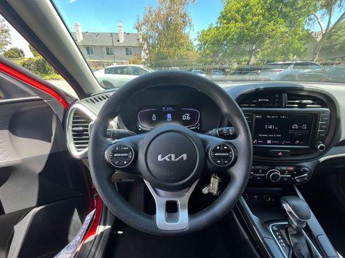 Used 2025 Kia Soul LX w/ LX Technology Package FWD image 32