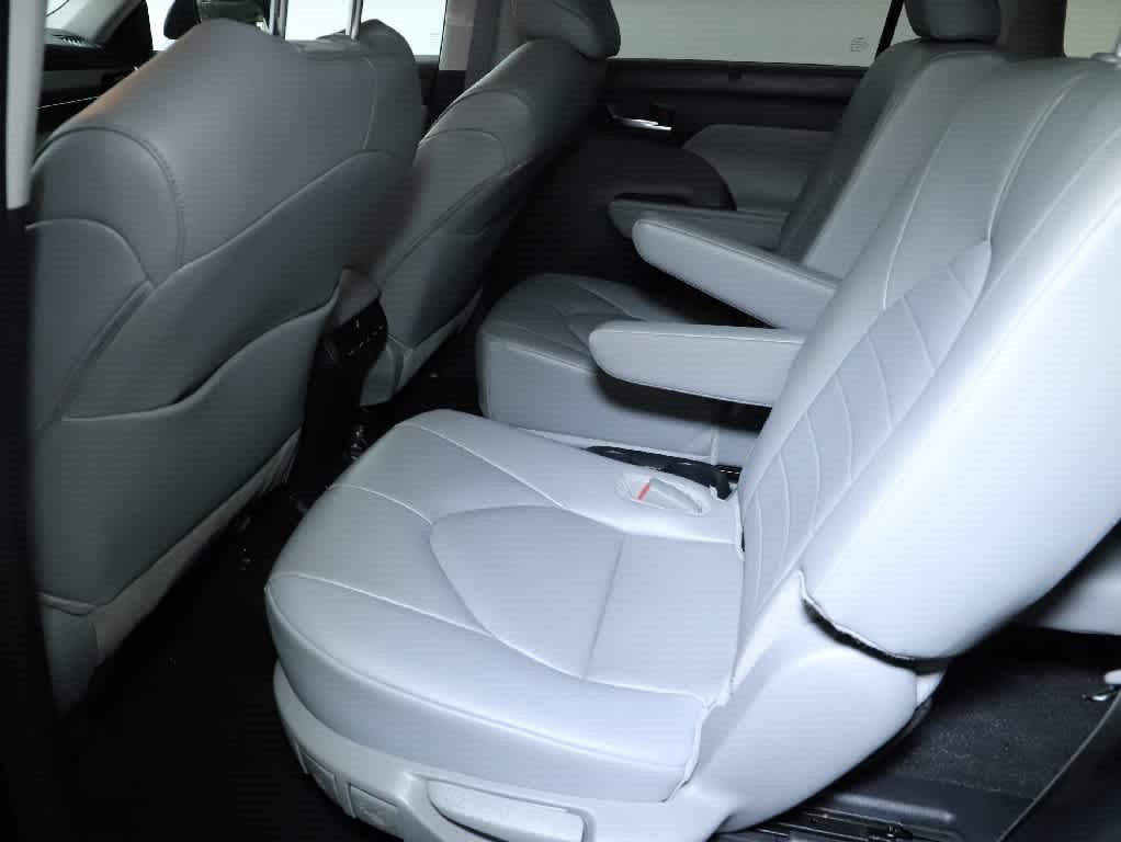 Used 2024 Toyota Highlander XLE AWD/4WD image 14
