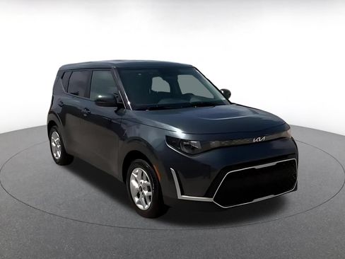 Used 2025 Kia Soul LX w/ LX Technology Package FWD image 3
