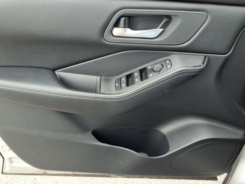 Used 2024 Nissan Rogue SV FWD image 22