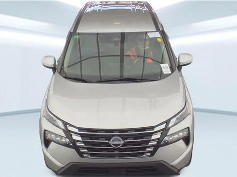 Used 2024 Nissan Rogue SV FWD image 2