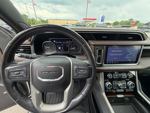 Used 2021 GMC Yukon XL Denali w/ Denali Premium Package AWD/4WD image 18