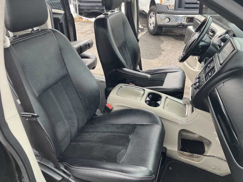Used 2018 Dodge Grand Caravan SXT image 27