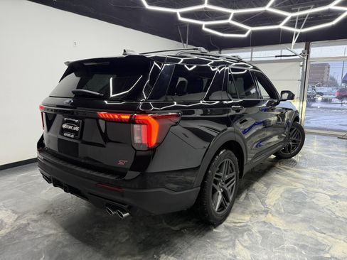 Used 2025 Ford Explorer ST image 3