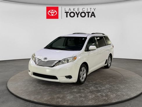Used 2017 Toyota Sienna LE FWD image 1