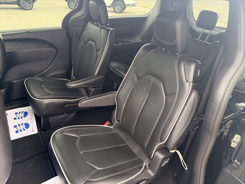 Used 2026 Chrysler Pacifica Limited FWD image 11
