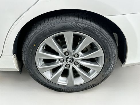 Used 2017 Toyota Camry XLE w/ Moonroof Package FWD image 11
