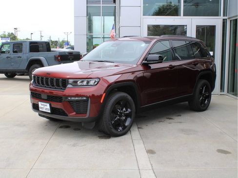 New 2026 Jeep Grand Cherokee Limited w/ Limited Altitude Package AWD/4WD image 3