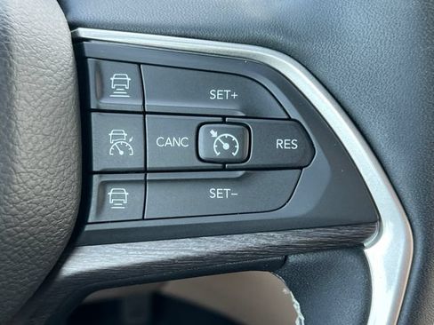 Used 2023 Jeep Grand Cherokee Limited w/ Luxury Tech Group II AWD/4WD image 24