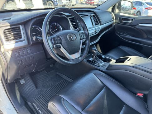 Used 2019 Toyota Highlander XLE image 28