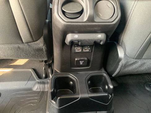 Used 2020 Jeep Gladiator Overland AWD/4WD image 13