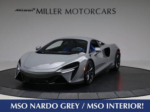 Used 2023 McLaren Artura RWD image 1