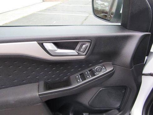 Used 2020 Ford Escape SE image 21