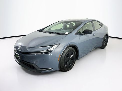 Used 2025 Toyota Prius LE FWD image 3
