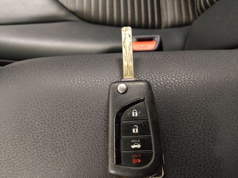 Used 2021 Toyota Camry SE image 32