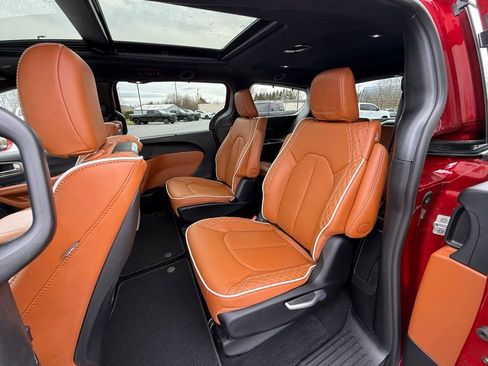 Used 2024 Chrysler Pacifica Pinnacle image 34