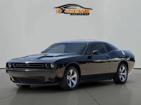 Used 2018 Dodge Challenger SXT RWD image 1